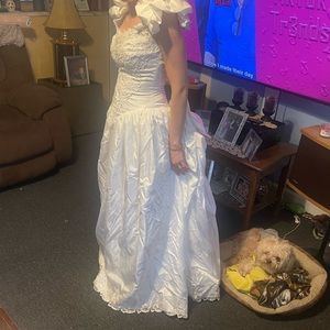 Wedding dress size 3-4 white pretty much bran new